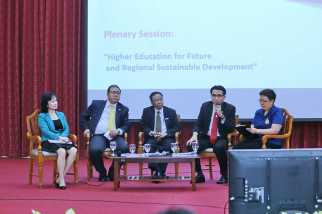 การประชุมสัมมนานานาชาติ เรื่อง “การศึกษาในฐานะกลไกขับเคลื่อนการพัฒนาภูมิภาคอย่างยั่งยืน” เนื่องในโอกาสครบรอบ 20 ปีแห่งการสถาปนามหาวิทยาลัยแม่ฟ้าหลวง ณ หอประชุมสมเด็จย่า
