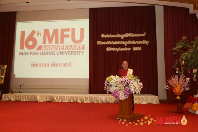 รศ.ดร.วันชัย ศิริชนะ อธิการบดีมหาวิทยาลัยรายงานผลการดำเนินงานในรอบปีที่ผ่านมา