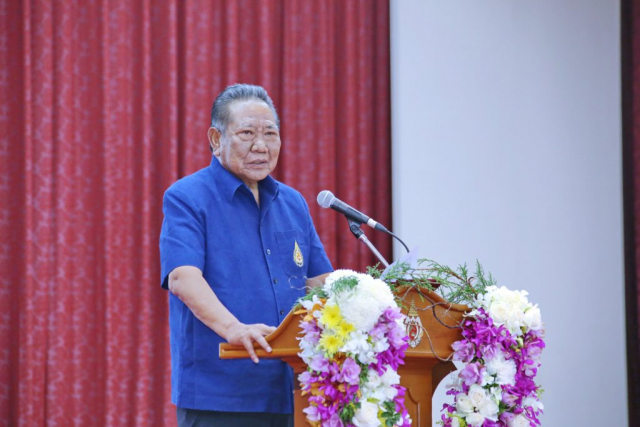 ฯพณฯ นายประจวบ ไชยสาส์น อดีตรัฐมนตรีว่าการกระทรวงการต่างประเทศ, อดีตรัฐมนตรีว่าการทบวงมหาวิทยาลัย และอดีตนายกสภามหาวิทยาลัยแม่ฟ้าหลวง กล่าวต้อนรับ และกล่าวสุนทรพจน์ เรื่อง ภาพสะท้อนและความทรงจำที่มีต่อมหาวิทยาลัยแม่ฟ้าหลวงและการพัฒนาอย่างยั่งยืน