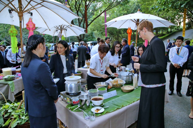 กาดหมั้ว ณ ลานหน้าห้องประชุมวนาสวรรค์