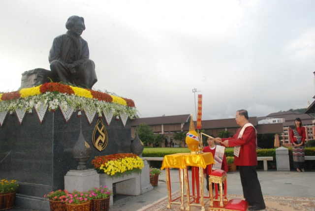 รศ.ดร.วันชัย ศิริชนะ ประธานกรรมการอำนวยการฯ จุดธูปเทียนเครื่องทองน้อย ถวายเครื่องสักการะพระราชานุสาวรีย์ฯ