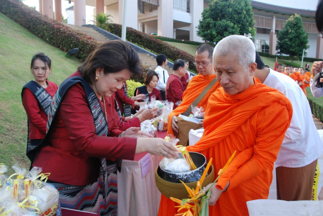 พิธีทำบุญตักบาตรพระสงฆ์ จำนวน 120 รูป ณ ลานดาว