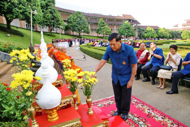 พิธีทําบุญตักบาตร พระสงฆ์ 200 รูป ณ ลานดาว โดยพลเอกสำเภา ชูศรี นายกสภามหาวิทยาลัย เป็นประธานในพิธี