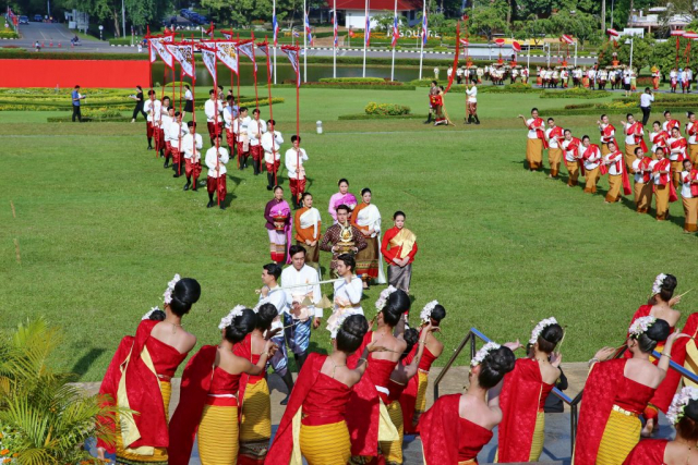 ขบวนแห่เครื่องสักการะเข้าสู่บริเวณพระราชานุสาวรีย์สมเด็จพระศรีนครินทราบรมราชชนนี