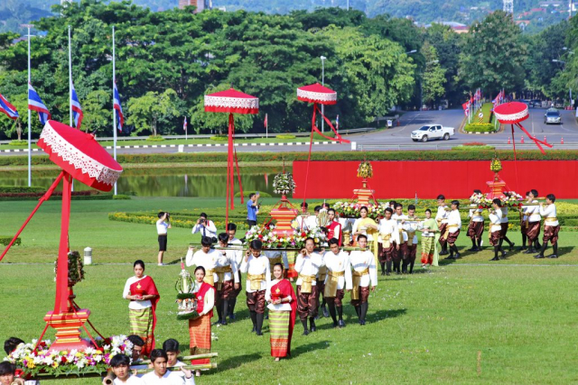 ขบวนแห่เครื่องสักการะเข้าสู่บริเวณพระราชานุสาวรีย์สมเด็จพระศรีนครินทราบรมราชชนนี