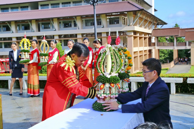 พลเอกสำเภา ชูศรี นายกสภามหาวิทยาลัยถวายเครื่องสักการะพระราชานุสาวรีย์สมเด็จพระศรีนครินทราบรมราชชนนี