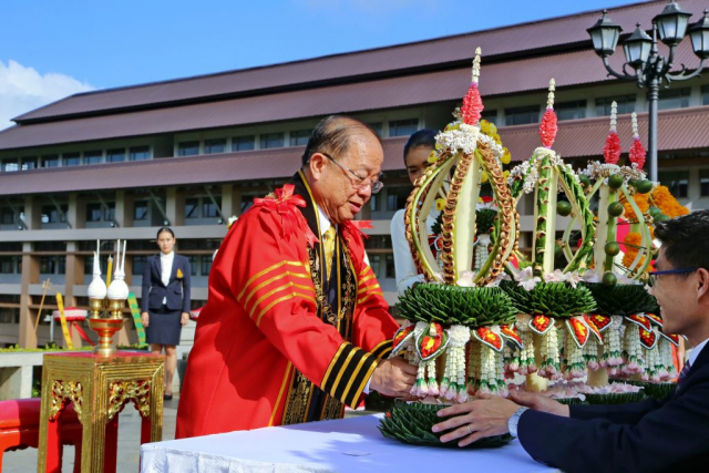 รศ.ดร.วันชัย ศิริชนะ อธิการบดีถวายเครื่องสักการะพระราชานุสาวรีย์สมเด็จพระศรีนครินทราบรมราชชนนี