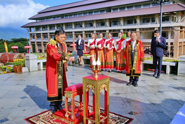 พลเอกสำเภา ชูศรี นายกสภามหาวิทยาลัยจุดธูปเทียนเครื่องทองน้อยและถวายความเคารพ