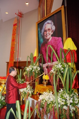 รศ.ดร.วันชัย ศิริชนะ ประธานกรรมการอำนวยการฯ จุดธูปเทียนบูชาพระรัตนตรัย ณ หอประชุมสมเด็จย่า