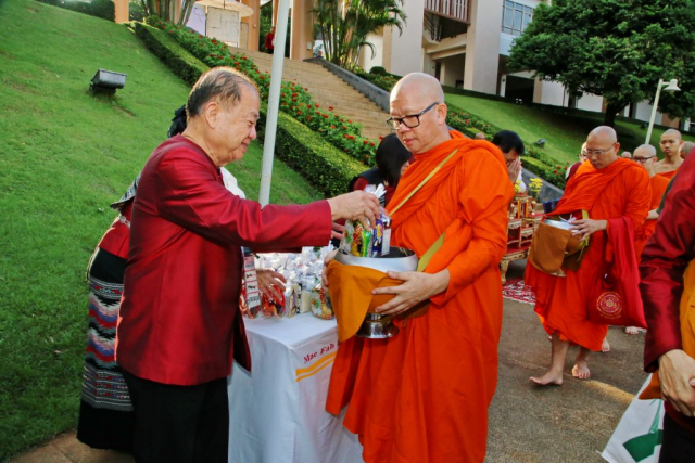 รศ.ดร.วันชัย ศิริชนะ อธิการบดี ร่วมตักบาตรข้าวสารอาหารแห้ง ณ ลานดาว
