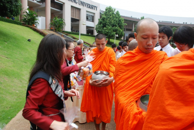 พิธีทำบุญตักบาตร พระสงฆ์ จำนวน 160 รูป ณ ลานดาว