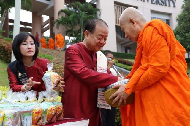 รศ.ดร.วันชัย ศิริชนะ อธิการบดีมหาวิทยาลัย ตักบาตรพระสงฆ์