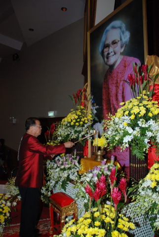 รศ.ดร.วันชัย ศิริชนะ ประธานในพิธี จุดธูปเทียนบูชาพระรัตนตรัย