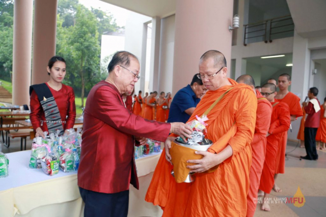 พิธีทำบุญตักบาตร พระสงฆ์ จำนวน 160 รูป ณ โถงอาคารเรียนรวม 1 และ 2