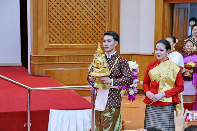 พิธีเชิญตุงพระราชทาน ตราสัญลักษณ์ และธงมหาวิทยาลัยเข้าสู่หอประชุมสมเด็จย่า