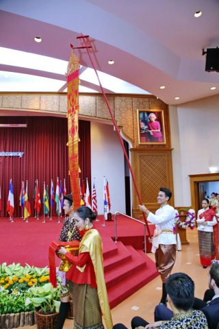 พิธีเชิญตุงพระราชทาน ตราสัญลักษณ์ และธงมหาวิทยาลัยเข้าสู่หอประชุมสมเด็จย่า
