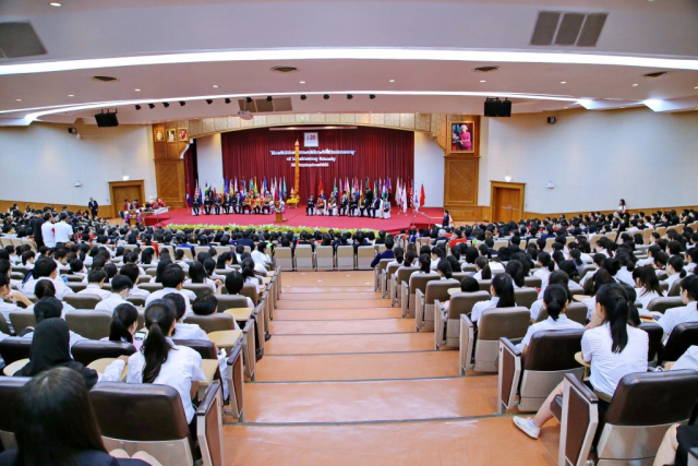 ผู้บริหาร ผู้มีเกียรติ และคณะทูตานุทูต ขึ้นบนเวที