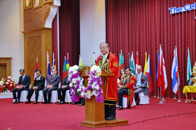 รศ.ดร.วันชัย ศิริชนะ อธิการบดีมหาวิทยาลัยแม่ฟ้าหลวง กล่าวความเป็นมา