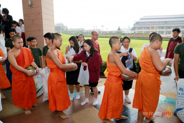 พิธีทำบุญตักบาตร พระสงฆ์ จำนวน 160 รูป ณ โถงอาคารเรียนรวม 1 และ 2