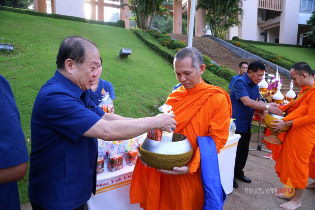 พิธีทำบุญตักบาตร พระสงฆ์ จำนวน 160 รูป ณ ลานดาว