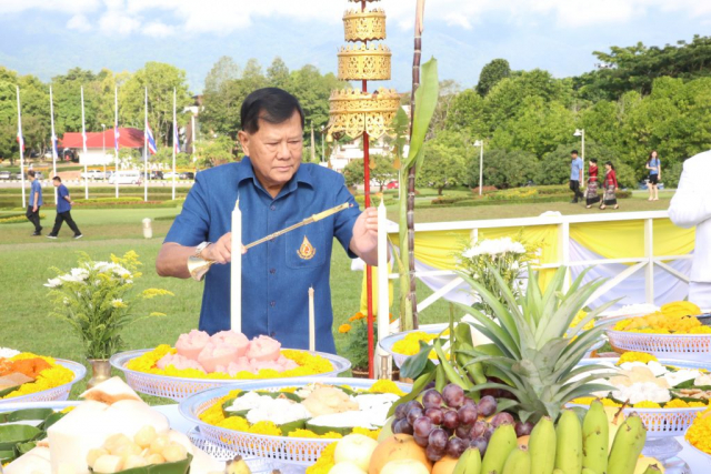 พิธีบวงสรวงบูรพกษัตริย์ ณ ลานเฉลิมพระเกียรติฯ โดยพลเอกสำเภา ชูศรี นายกสภามหาวิทยาลัย เป็นประธานในพิธี