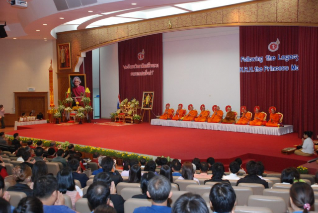 พระสงฆ์ จำนวน 9 รูป เจริญพระพุทธมนต์