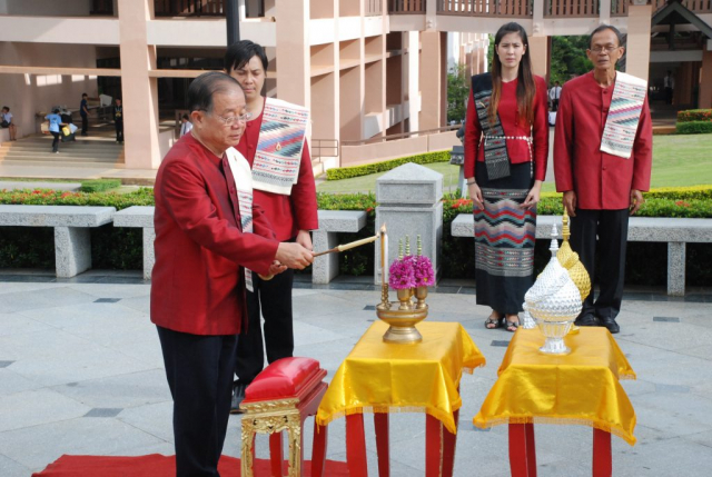 รศ.ดร.วันชัย ศิริชนะ ประธานในพิธี จุดธูปเทียนเครื่องทองน้อย ถวายเครื่องสักการะพระราชานุสาวรีย์ฯ