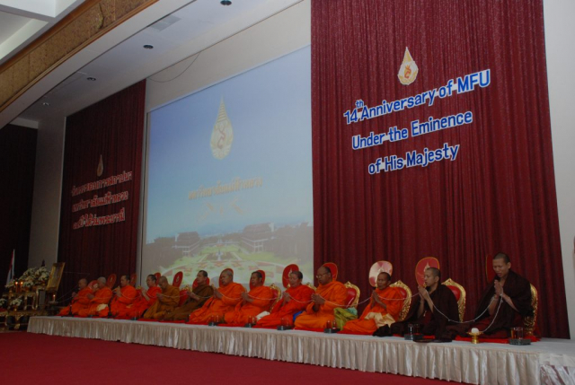 พระสงฆ์สมณศักดิ์เจริญพระพุทธมนต์