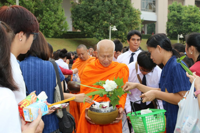 ผู้เข้าร่วมพิธีตักบาตรพระสงฆ์
