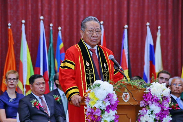 ฯพณฯ นายประจวบ ไชยสาส์น อดีตรัฐมนตรีว่าการทบวงมหาวิทยาลัย และอดีตนายกสภามหาวิทยาลัยแม่ฟ้าหลวง กล่าวสุนทรพจน์ / แสดงความยินดี