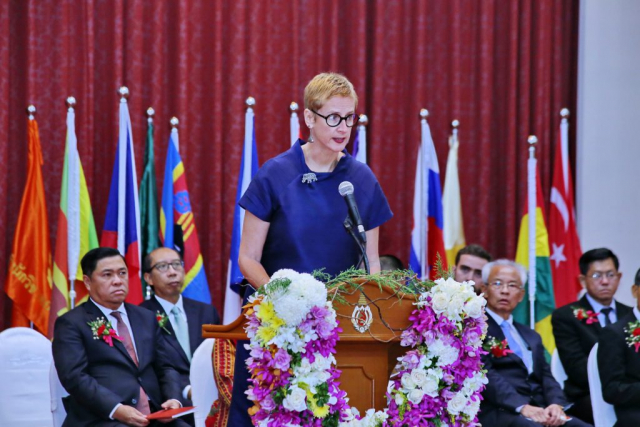 Mrs. Caroline Schmitt ผู้แทนเอกอัคราชทูตฝรั่งเศสประจำประเทศไทย กล่าวสุนทรพจน์ / แสดงความยินดี