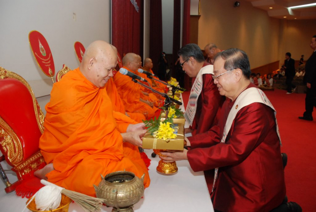 อธิการบดี ผู้บริหาร และผู้มีเกียรติ ถวายไทยธรรมและถวายภัตตาหารแด่พระสงฆ์