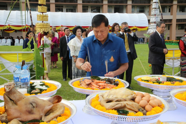 พลเอกสำเภา ชูศรี ประธานในพิธีโปรยข้าวตอกดอกไม้และปักธูปหาง
