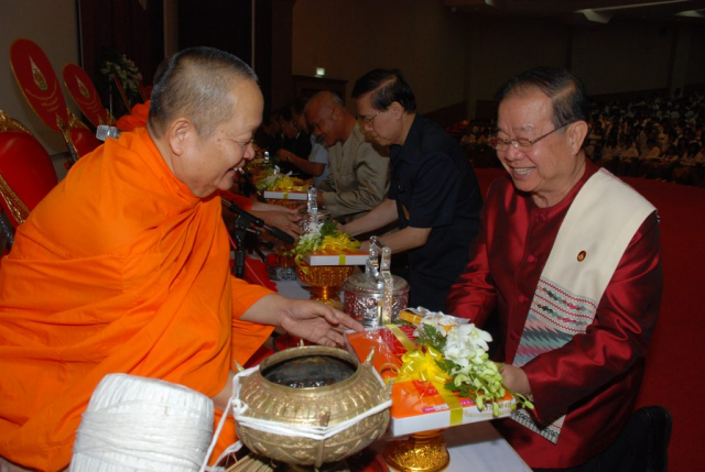 รศ.ดร.วันชัย ศิริชนะ อธิการบดี ผู้บริหาร และผู้มีเกียรติ ถวายไทยธรรมแด่พระสงฆ์