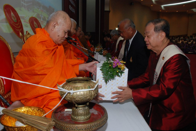 อธิการบดี ผู้บริหาร และผู้มีเกียรติ ถวายไทยธรรมและถวายภัตตาหารแด่พระสงฆ์