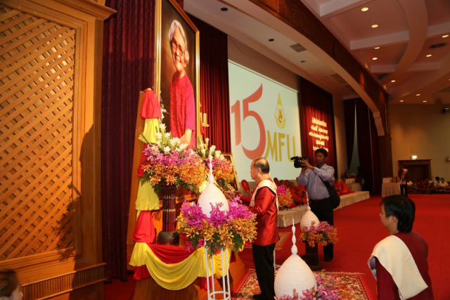 พิธีทางศาสนา ณ หอประชุมสมเด็จย่า รศ.ดร.วันชัย ศิริชนะ ประธานในพิธี จุดธูปเทียนบูชาพระรัตนตรัย และจุดธูปเทียนเครื่องทองน้อยหน้าพระฉายาลักษณ์สมเด็จพระศรีนครินทราบรมราชชนนี