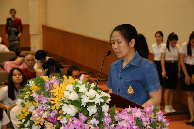 ผศ.ดร.มัชฌิมา นราดิศร รองอธิการบดีมหาวิทยาลัยแม่ฟ้าหลวง กล่าวรายงานพิธีมอบโล่และใบประกาศเกียรติคุณ ประจำปี 2558 และรางวัลอาจารย์ดีเด่น