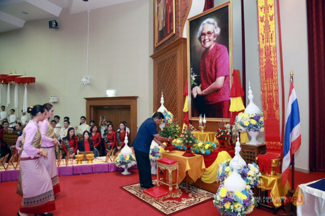 พิธีถวายสักการะพระราชานุสาวรีย์สมเด็จพระศรีนครินทราบรมราชชนนี ณ หอประชุมสมเด็จย่า