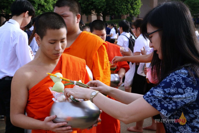 พิธีทำบุญตักบาตร พระสงฆ์ จำนวน 160 รูป ณ ลานดาว