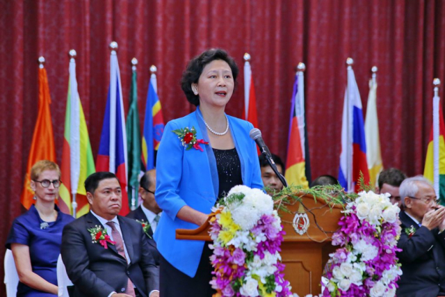Madam Xinli Zhan ผู้แทนอธิการบดีมหาวิทยาลัยเซี่ยเหมิน กล่าวสุนทรพจน์ / แสดงความยินดี