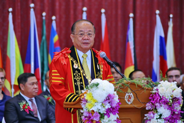 รศ.ดร.วันชัย ศิริชนะ อธิการบดีมหาวิทยาลัยแม่ฟ้าหลวง กล่าวขอบคุณ