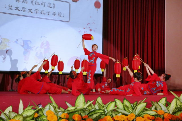 การแสดงนาฏศิลป์ ชุด “จีน-ไทย ใช่อื่นไกล พี่น้องกัน” จากมหาวิทยาลัยเซี่ยเหมิน สาธารณรัฐประชาชนจีน