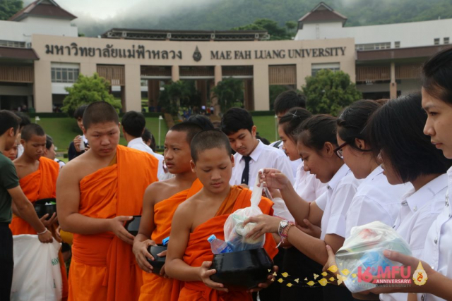 พิธีทำบุญตักบาตร พระสงฆ์ จำนวน 160 รูป ณ ลานดาว