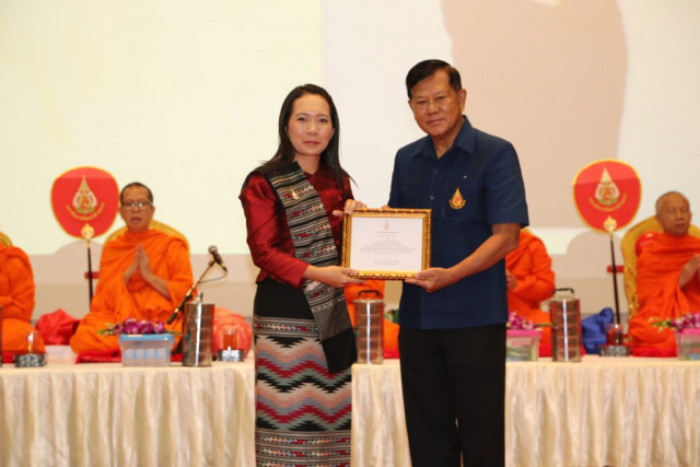 พลเอกสำเภา ชูศรี นายกสภามหาวิทยาลัยแม่ฟ้าหลวงมอบใบประกาศเกียรติคุณผู้สร้างชื่อเสียงให้แก่มหาวิทยาลัย ให้แก่ อาจารย์ ดร.ปิยาภรณ์ เชื่อมชัยตระกูล