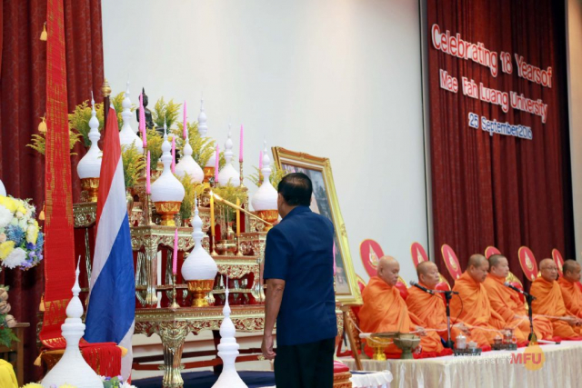พลเอกสำเภา ชูศรี ประธานจุดธูปเทียนบูชาพระรัตนตรัย
