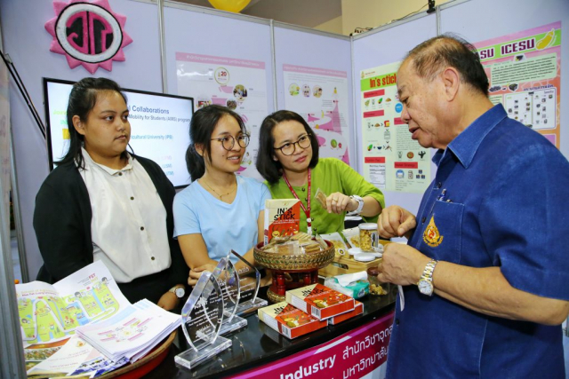 นิทรรศการ “Research to Market” โดยมหาวิทยาลัยแม่ฟ้าหลวง และการนำเสนอผลงานวิจัยและวิชาการของ 14 สำนักวิชา