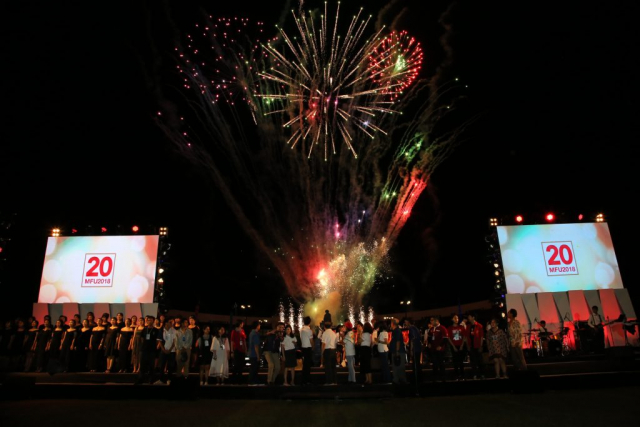 การแสดงพลุ งาน Carnival Celebration กิจกรรมเฉลิมฉลองครบรอบ 20 ปีแห่งการสถาปนามหาวิทยาลัยแม่ฟ้าหลวง