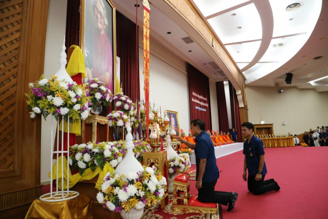พลเอกสำเภา ชูศรี ประธานในพิธี จุดธูปเทียนบูชาพระรัตนตรัย