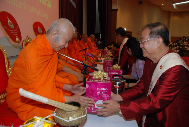 รศ.ดร.วันชัย ศิริชนะ ประธานในพิธี ถวายไทยธรรม และถวายภัตตาหาร (ปิ่นโต) แด่พระสงฆ์