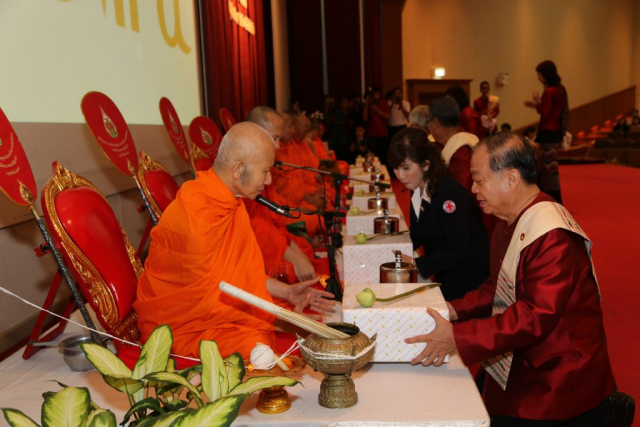 อธิการบดี และแขกผู้มีเกียรติถวายไทยธรรมแด่พระสงฆ์